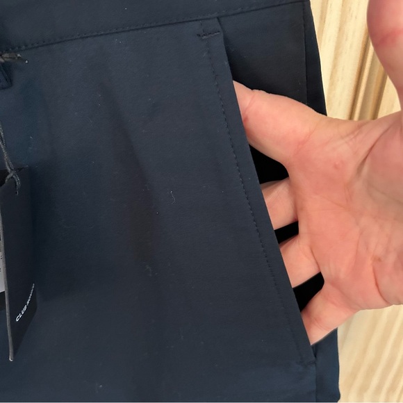 Club Monaco Baxter Fit Men’s Navy Shorts. Size 34. - Picture 12 of 12